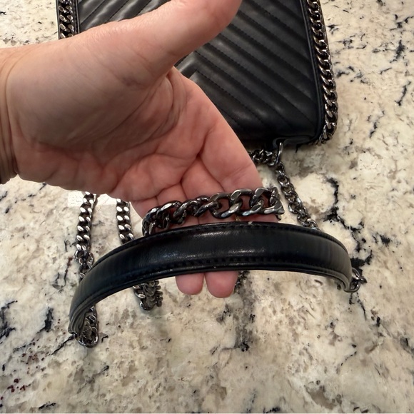Flora & Co EUC Black Chevron Shoulder/Crossbody Bag w/Chain Detail - Picture 6 of 10